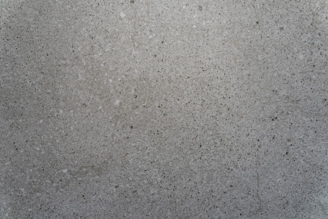 Microcemento vs. porcelánico: guía definitiva de acabados